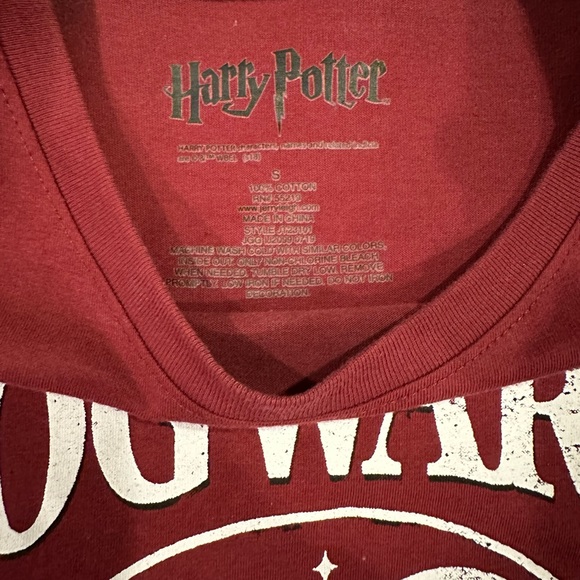 Warner Bros Cropped Varsity-Themed Harry Potter/Hogwarts Graphic T-Shirt - Picture 5 of 5
